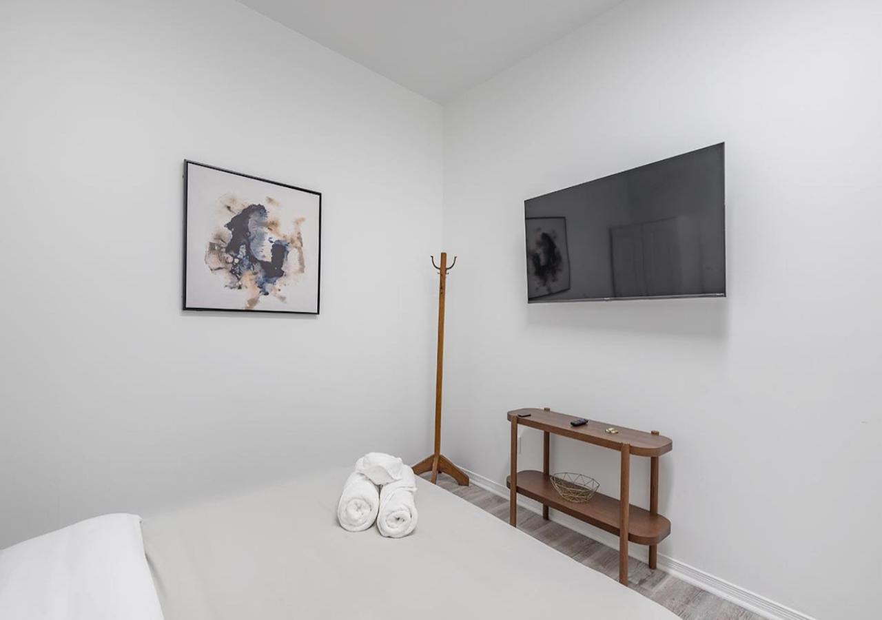 Luxurious 3Bd Apt In Heart Of Downtown Free Parking On-Site 5 Min Walk To Bell Center Montreal Exterior photo